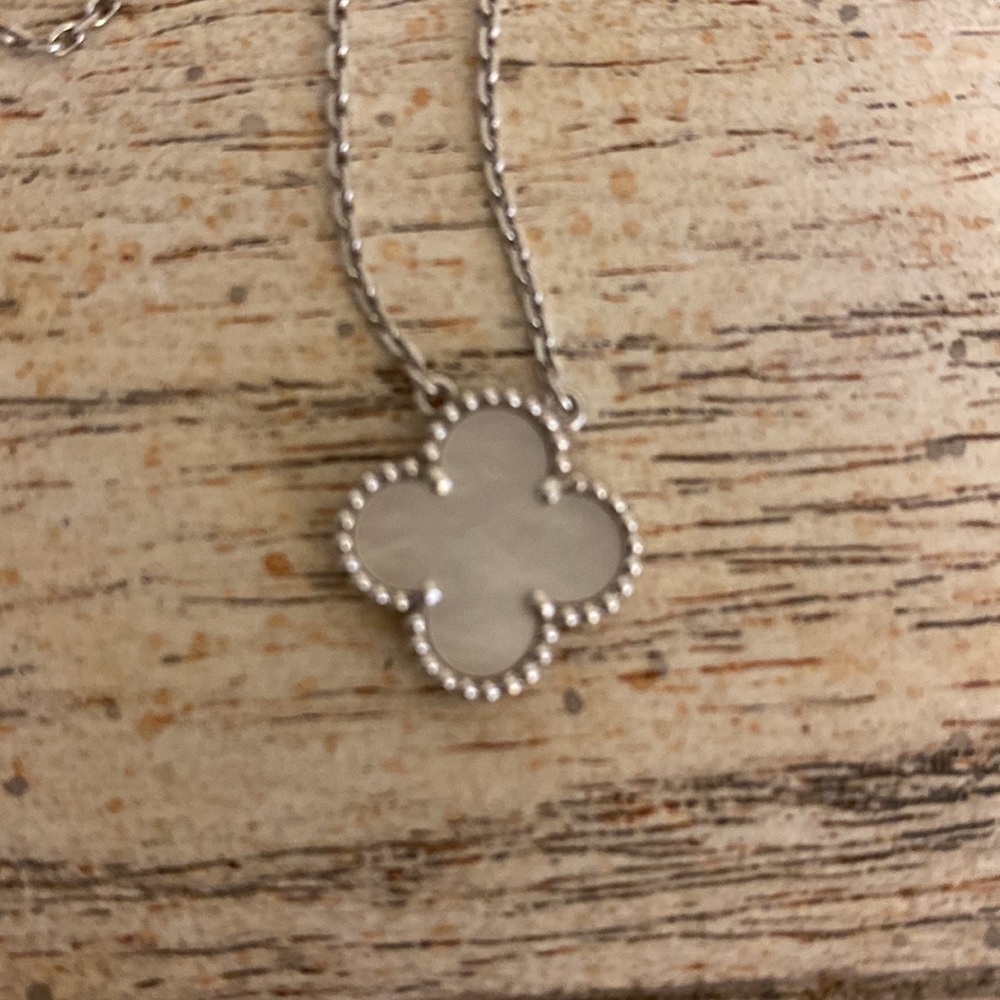 Van Cleef & Arpels Single Motif Vintage Alhambra Necklace 🤍 - Picture 6 of 14